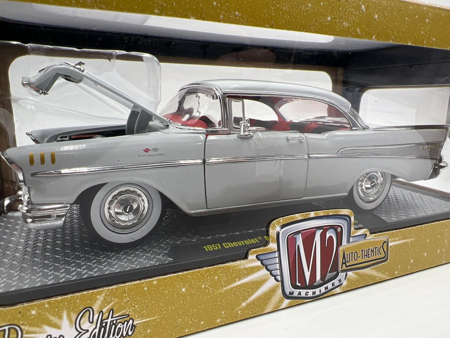 M2 Machines 1/24 Premium Edition Auto-Thentics 1957 Chevrolet Bel Air Hardtop White R49