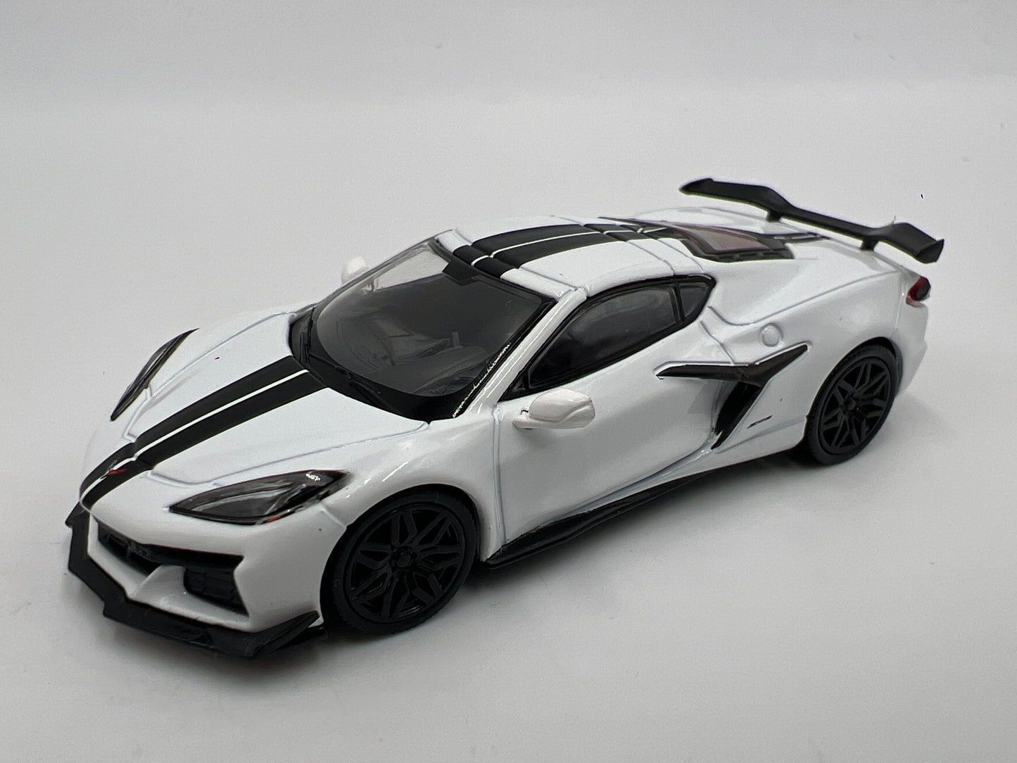 Mini GT MiJo Exclusive #677 Chevrolet Corvette Z06 White