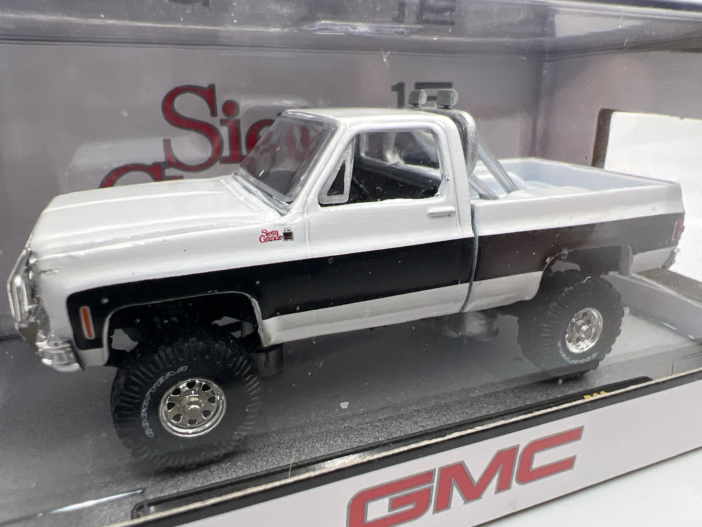 M2 Machines 1976 GMC Sierra Grande 15 4x4 White R93
