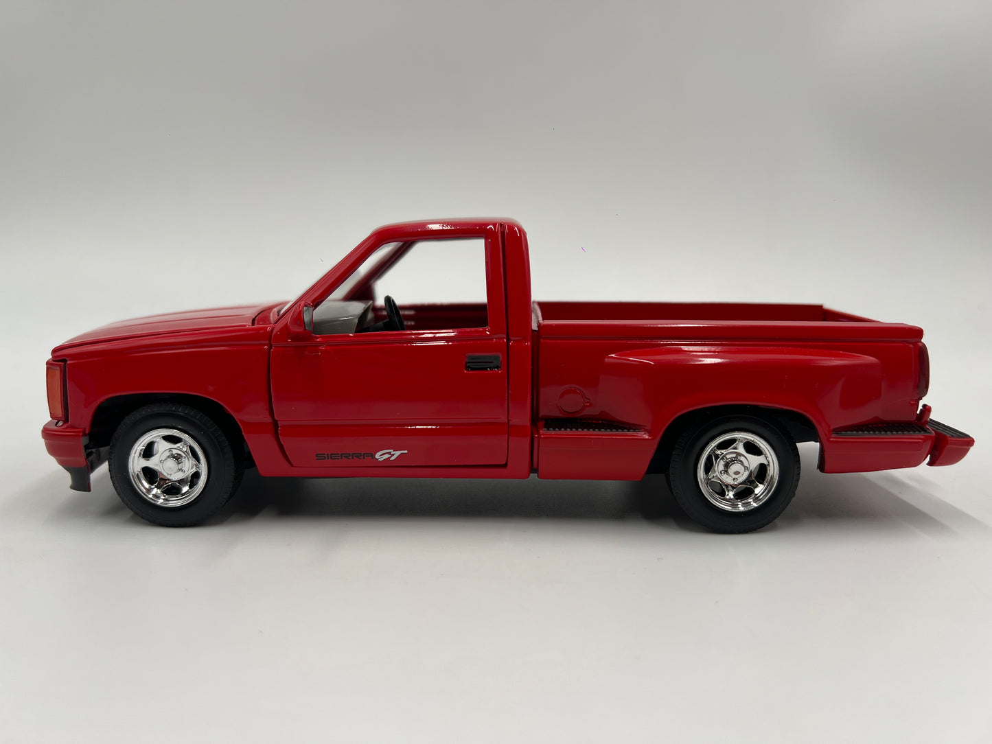Motor Max American Classics 1/24 Scale 1992 GMC Sierra GT Pickup Red Loose