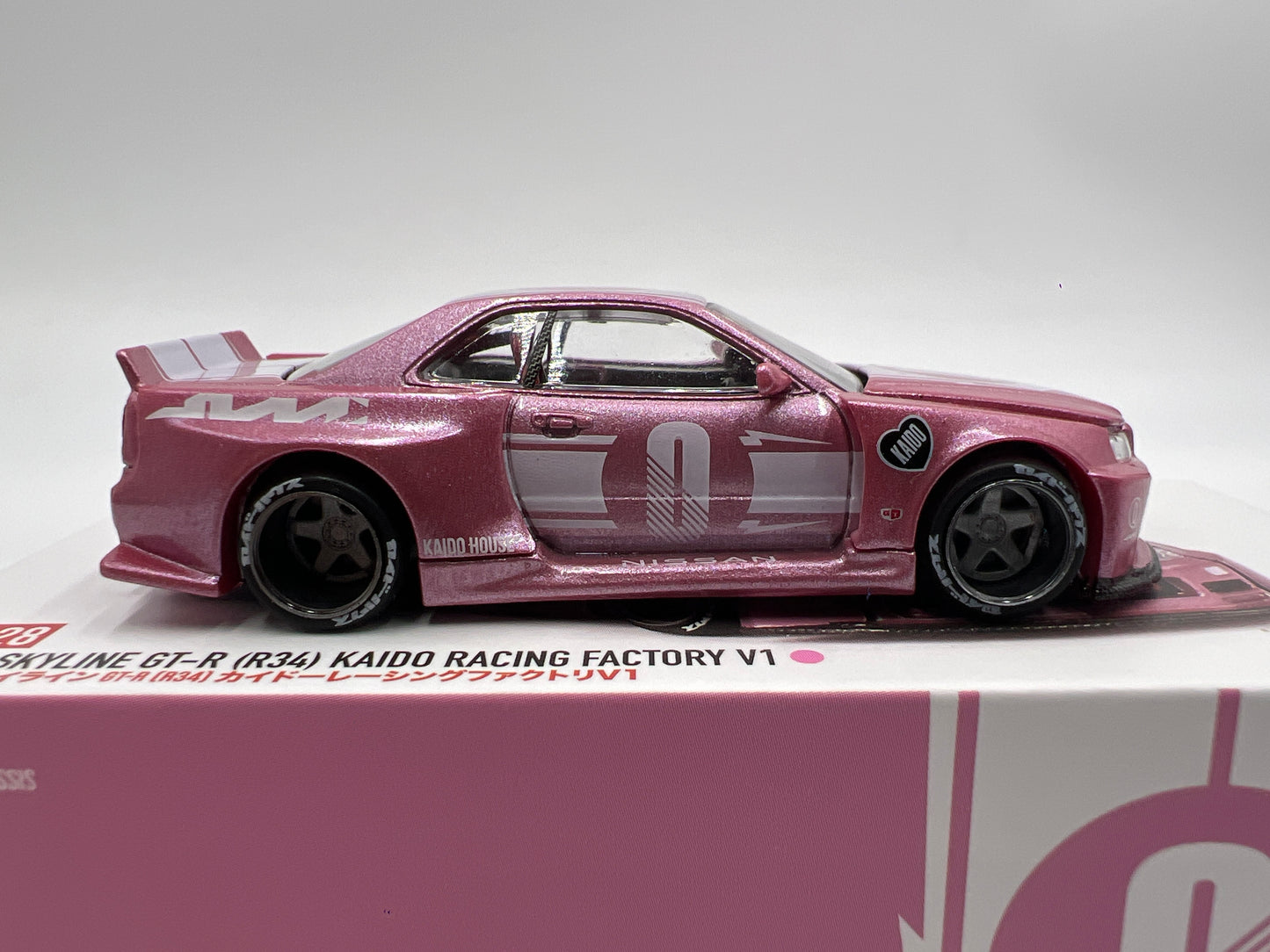 Mini GT Kaido House #128 Nissan Skyline GT-R R34 Kaido Racing Factory V1 Pink