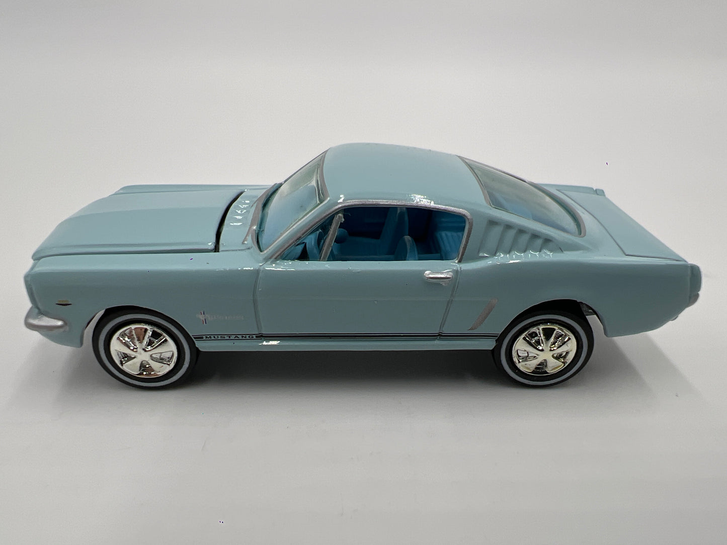 Johnny Lightning 1/64 1965 Ford Mustang Light Blue