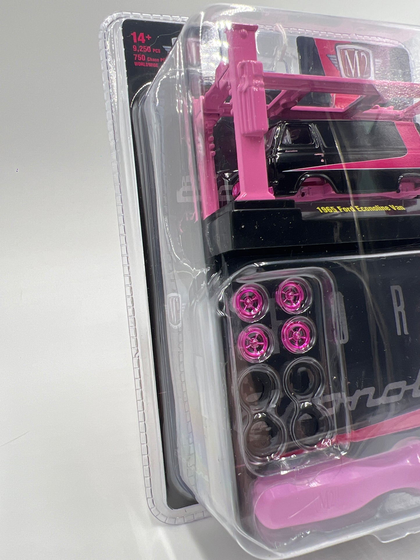 M2 Machines Model-Kit CHASE 1965 Ford Econoline Van Black/Pink R76