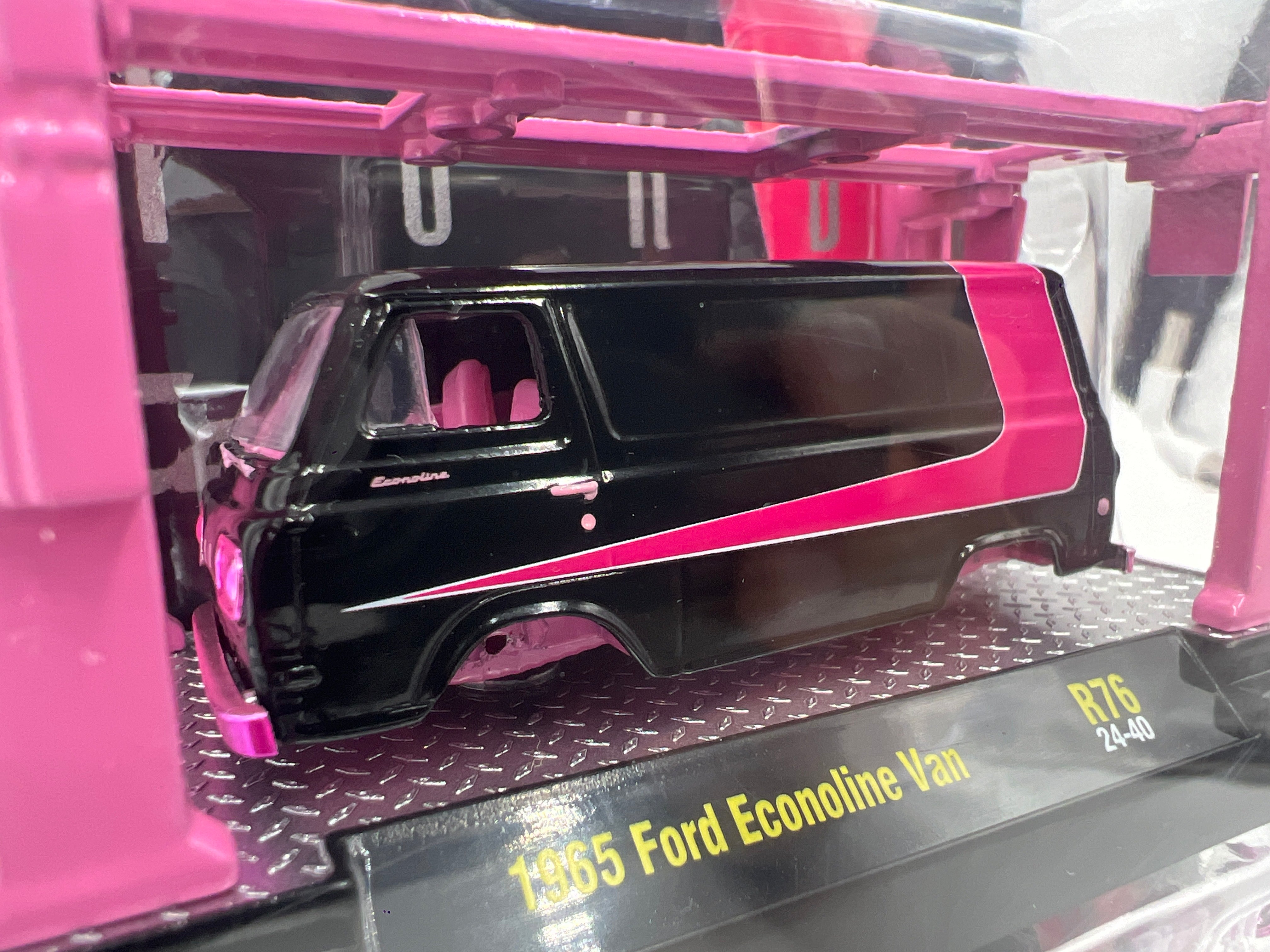 M2 Machines Model-Kit CHASE 1965 Ford Econoline Van Black/Pink R76