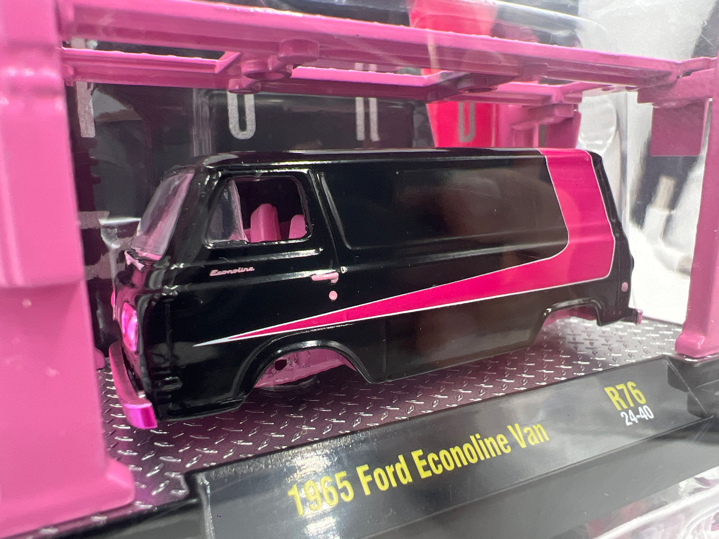 M2 Machines Model-Kit CHASE 1965 Ford Econoline Van Black/Pink R76