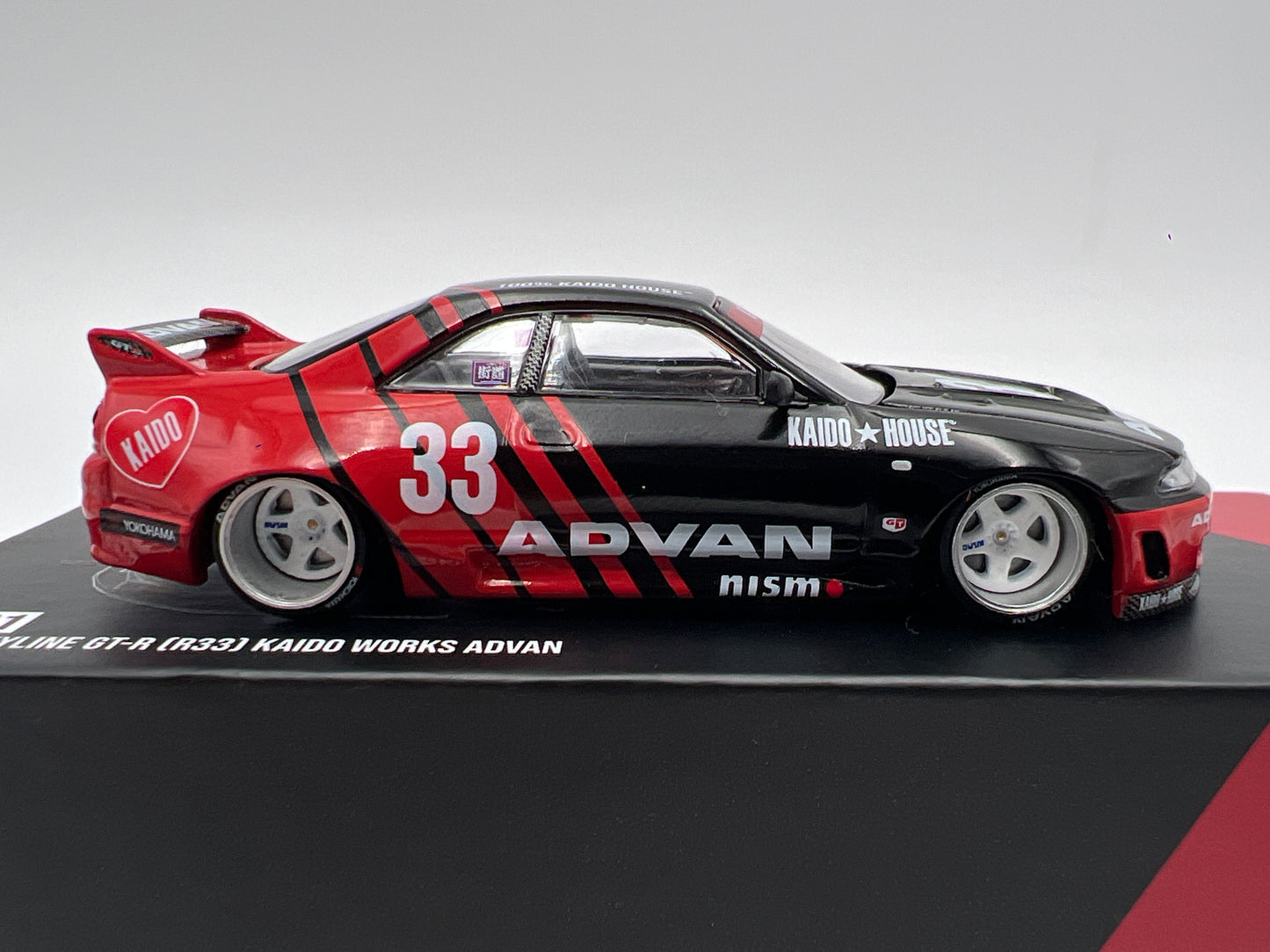 Mini GT Kaido House #191 Nissan Skyline GT-R R33 Kaido Works Advan