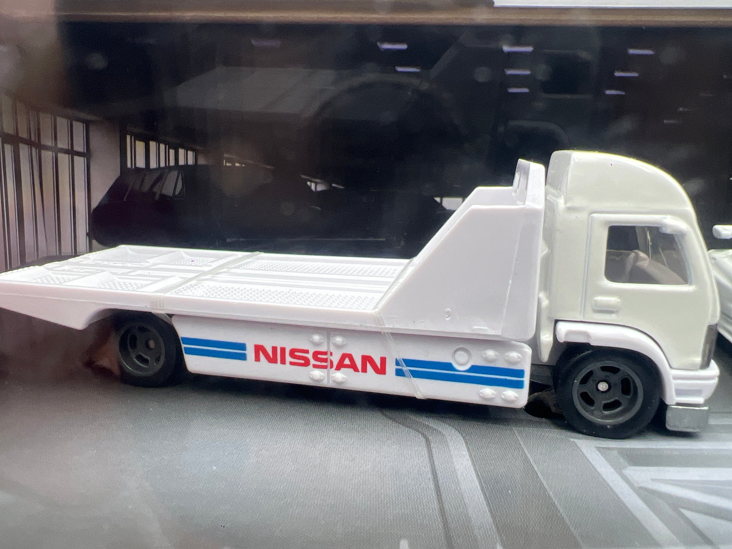 Hot Wheels Premium Diorama Garage Set Nissan Skyline GT-R & Retro Rig White