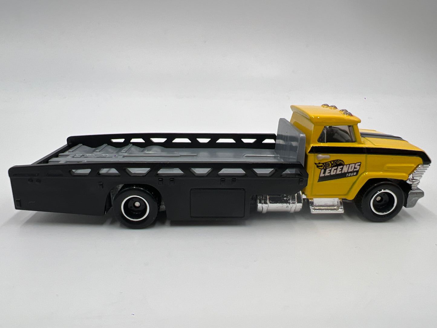 Hot Wheels 1/64 Premium Team Transport Legends Tour Custom 70 Chevy Nova & Horizon Hauler Yellow Loose
