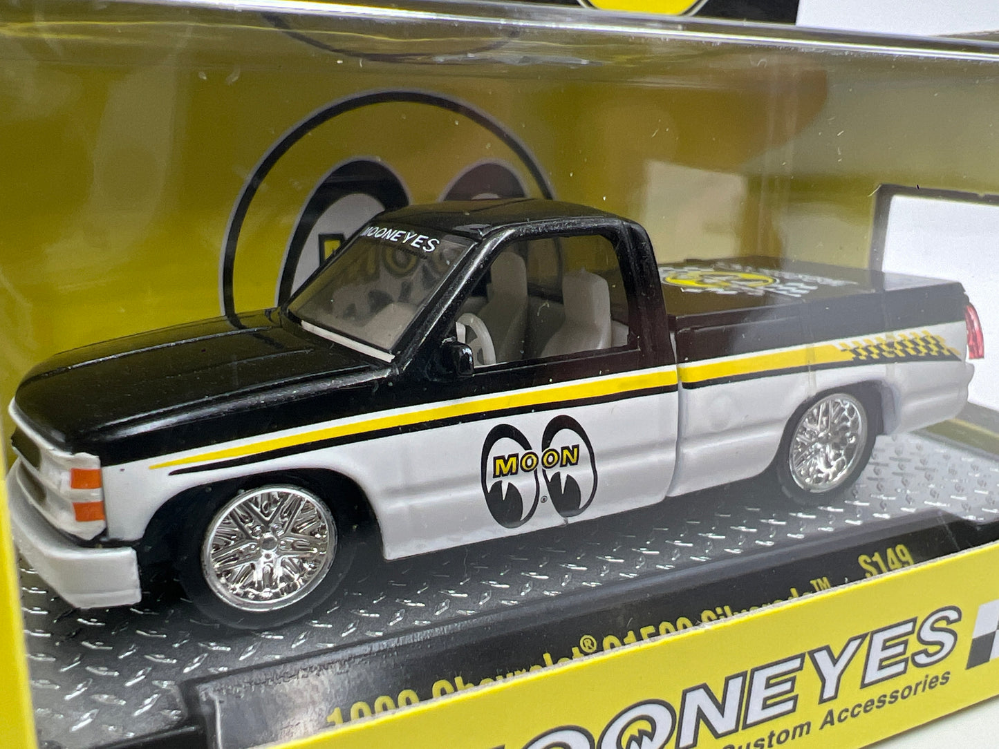 M2 Machines S149 1990 Chevrolet C1500 Silverado Mooneyes