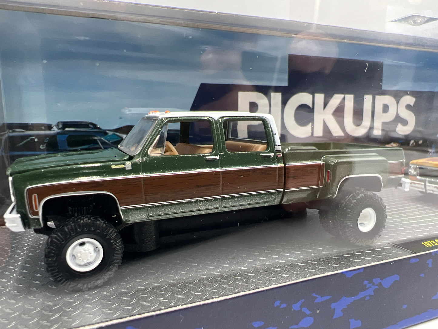 M2 Machines Auto Haulers 1973 Chevrolet Cheyenne Super 30 & 1975 Chevrolet Silverado 30 4x4 R90