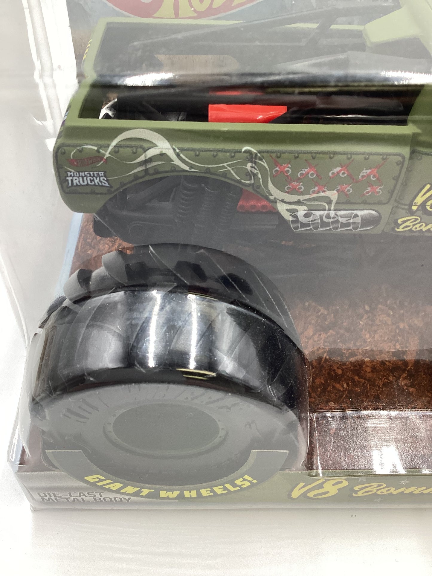2020 Hot Wheels Monster Trucks Giant Wheels V8 Bomber