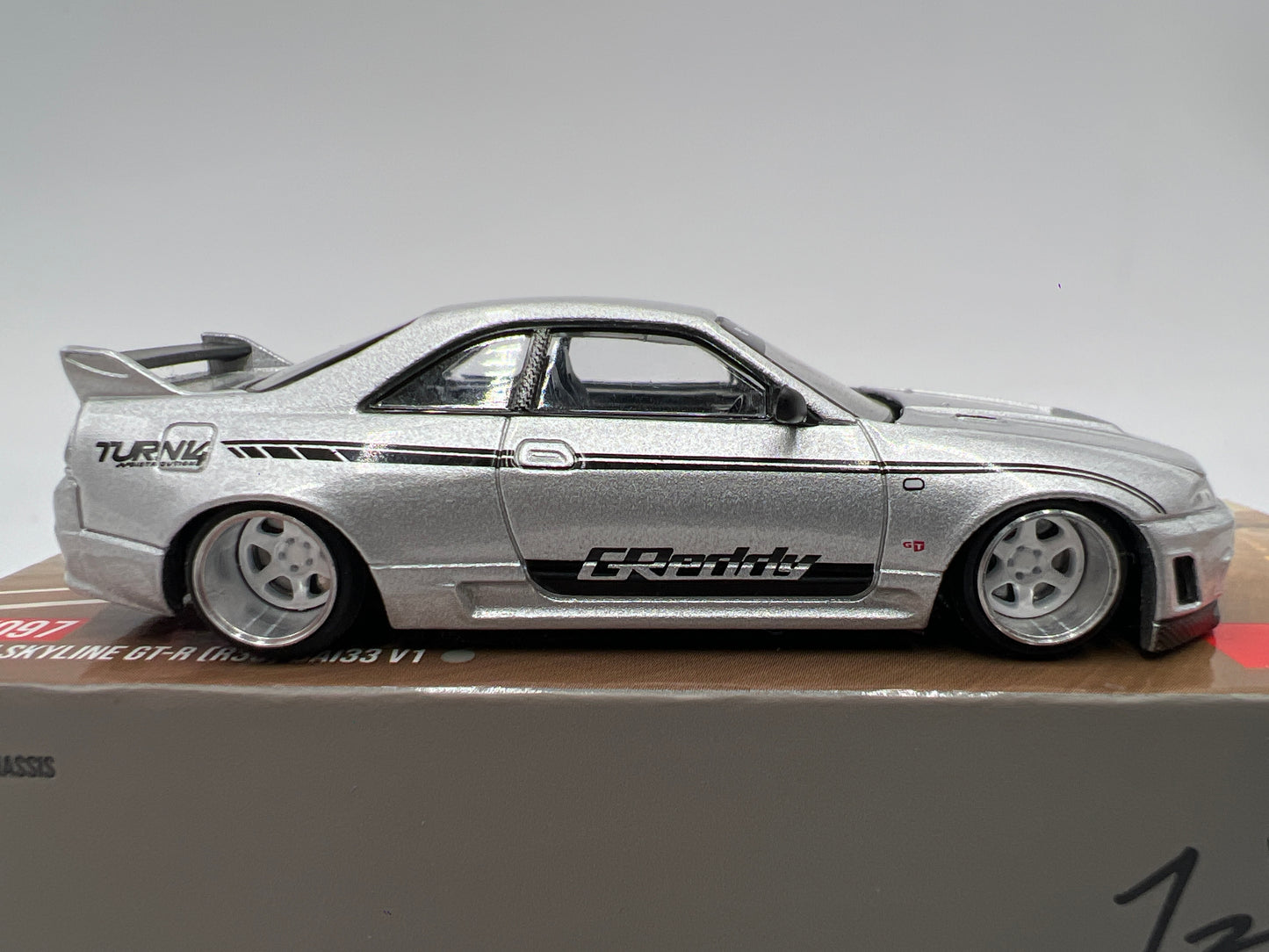 Mini GT Kaido House #097 Nissan Skyline GT-R R33 DAI33 V1 Silver