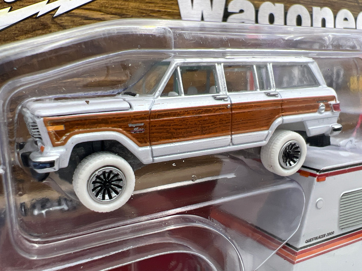 Johnny Lightning White CHASE Tow & Go 1981 Jeep Wagoneer W/Camping Trailer Card Not Perfect