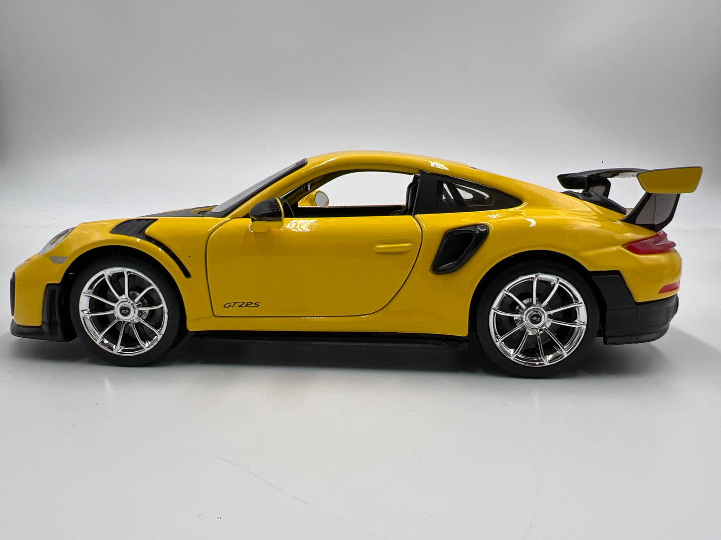 Maisto 1/24 Scale Model Kits 2018 Porsche 911 GT2 RS Yellow Loose