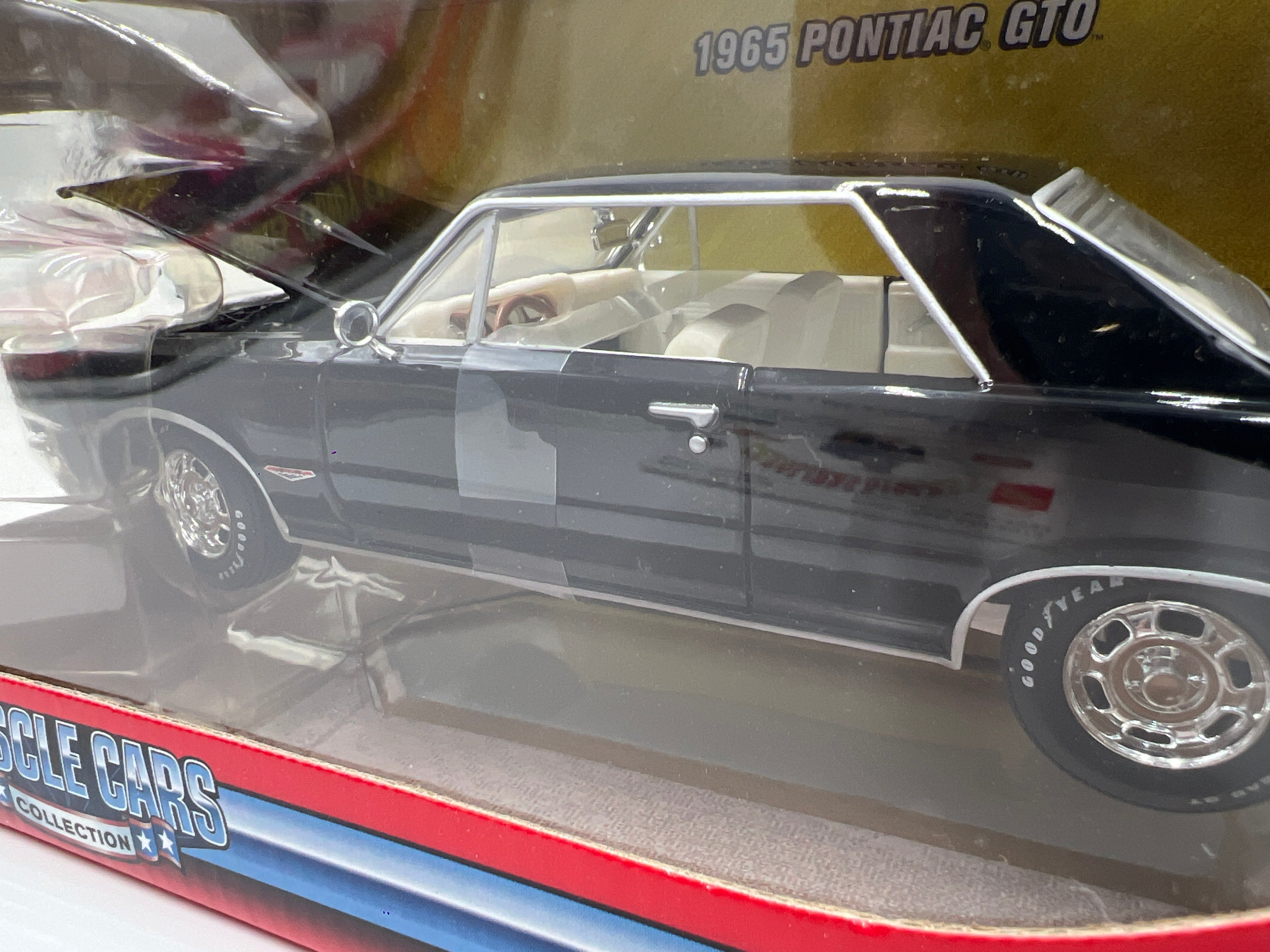 Johnny Lightning 1:24 Scale White Lightning Chase Muscle Cars 1965