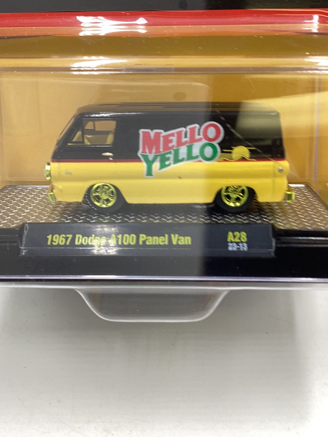 M2 Machines Mello Yellow 1967 Dodge A100 Panel Van A28 CHASE 1/750