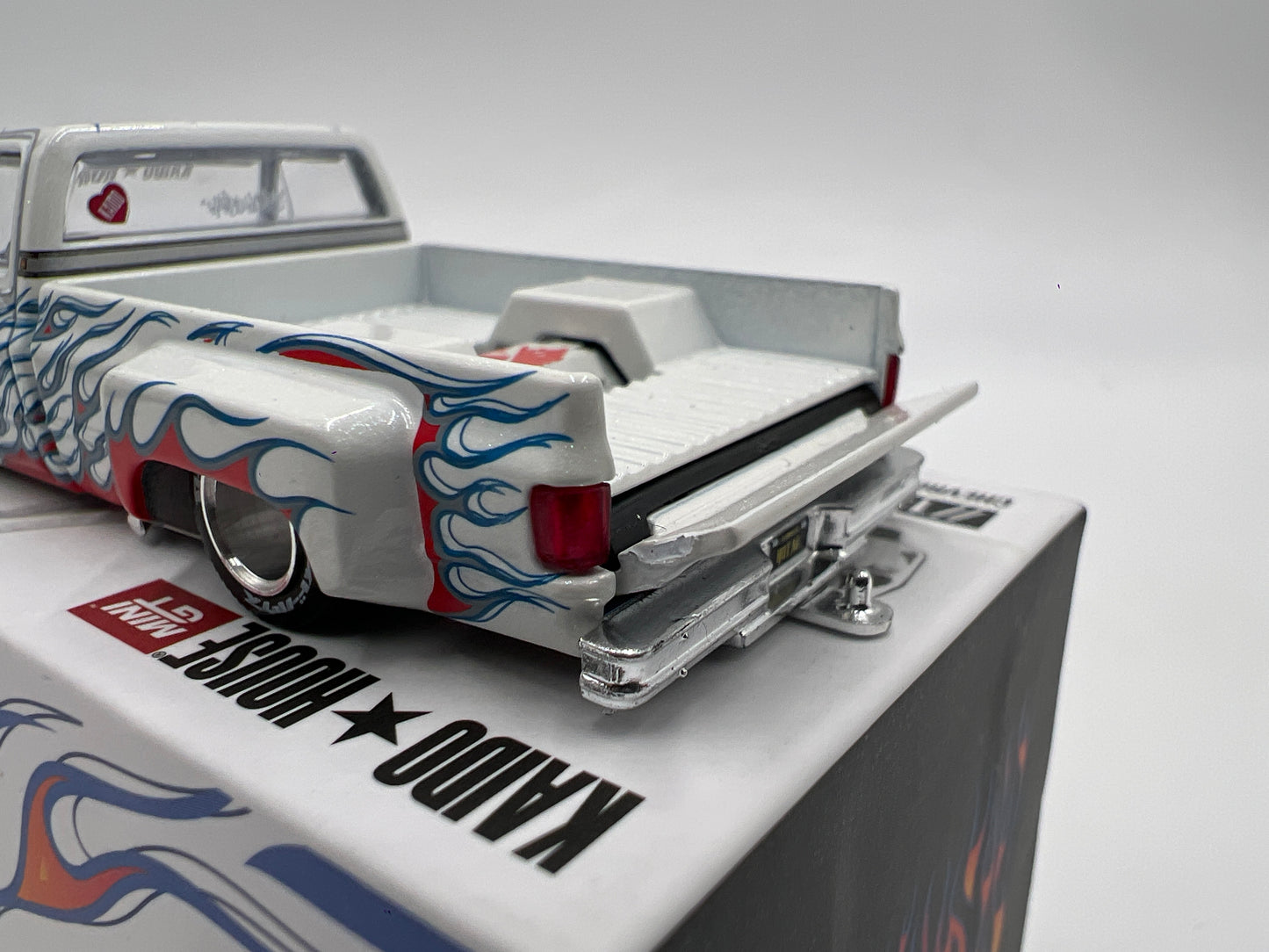 Mini GT x Kaido House #157 Chevrolet Silverado Dually On Fire V2 White