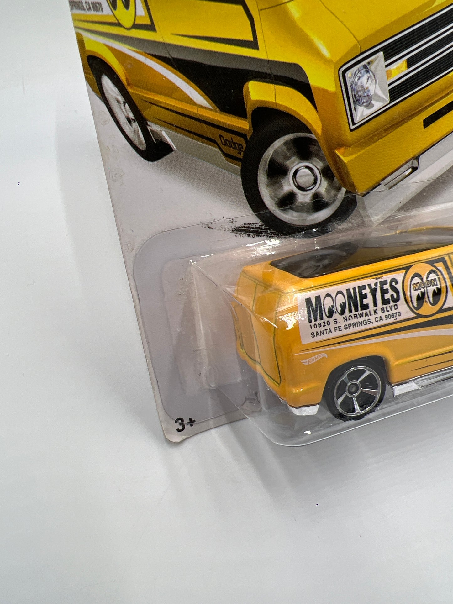 2014 Hot Wheels City #20 Custom 77 Dodge Van Yellow Mooneyes 53B