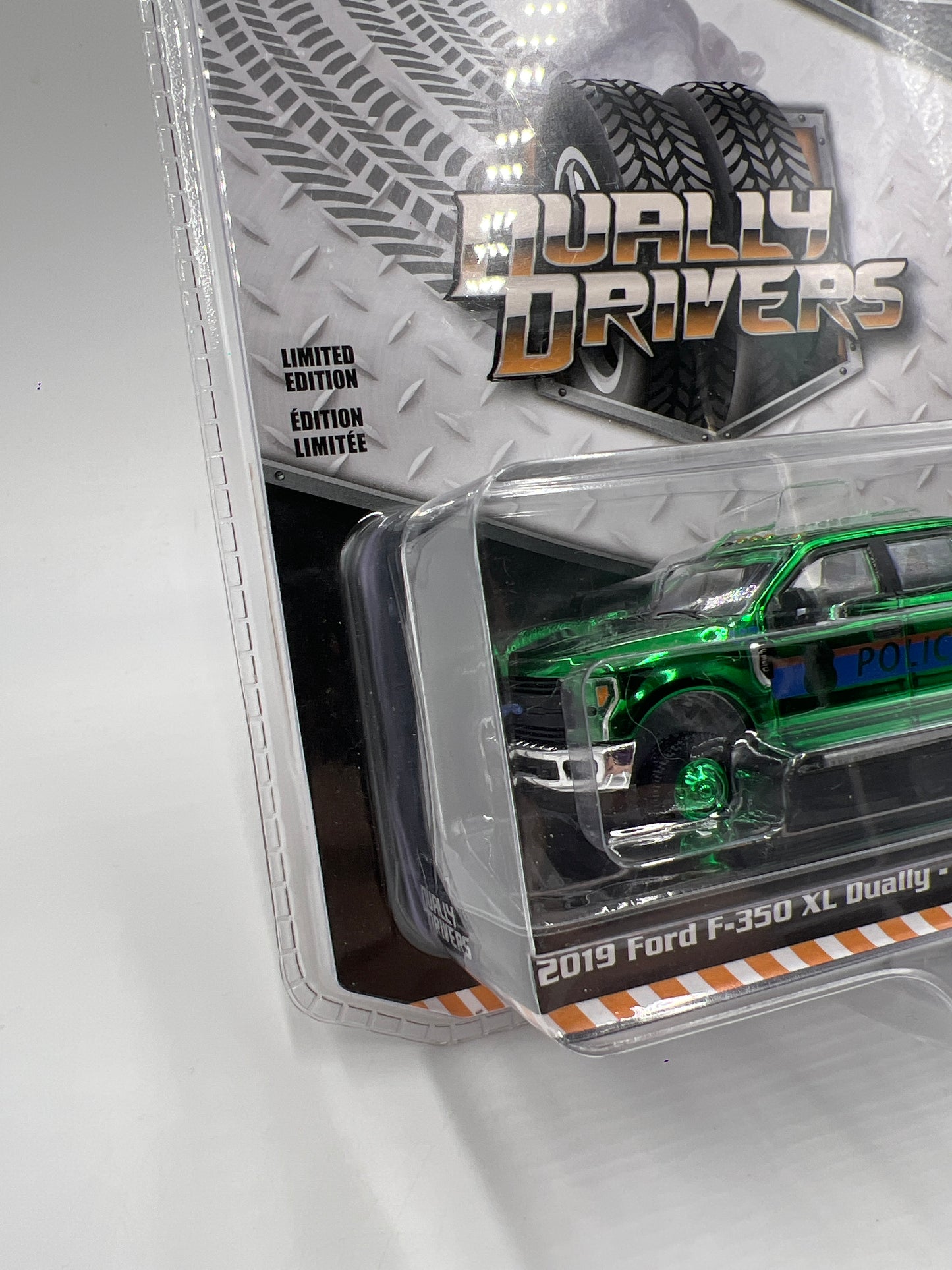 Greenlight Dually Drivers Series 15 CHASE 2019 Ford F-350 XL Dually Columbus Division of Police Mounted Unit Chrome Green