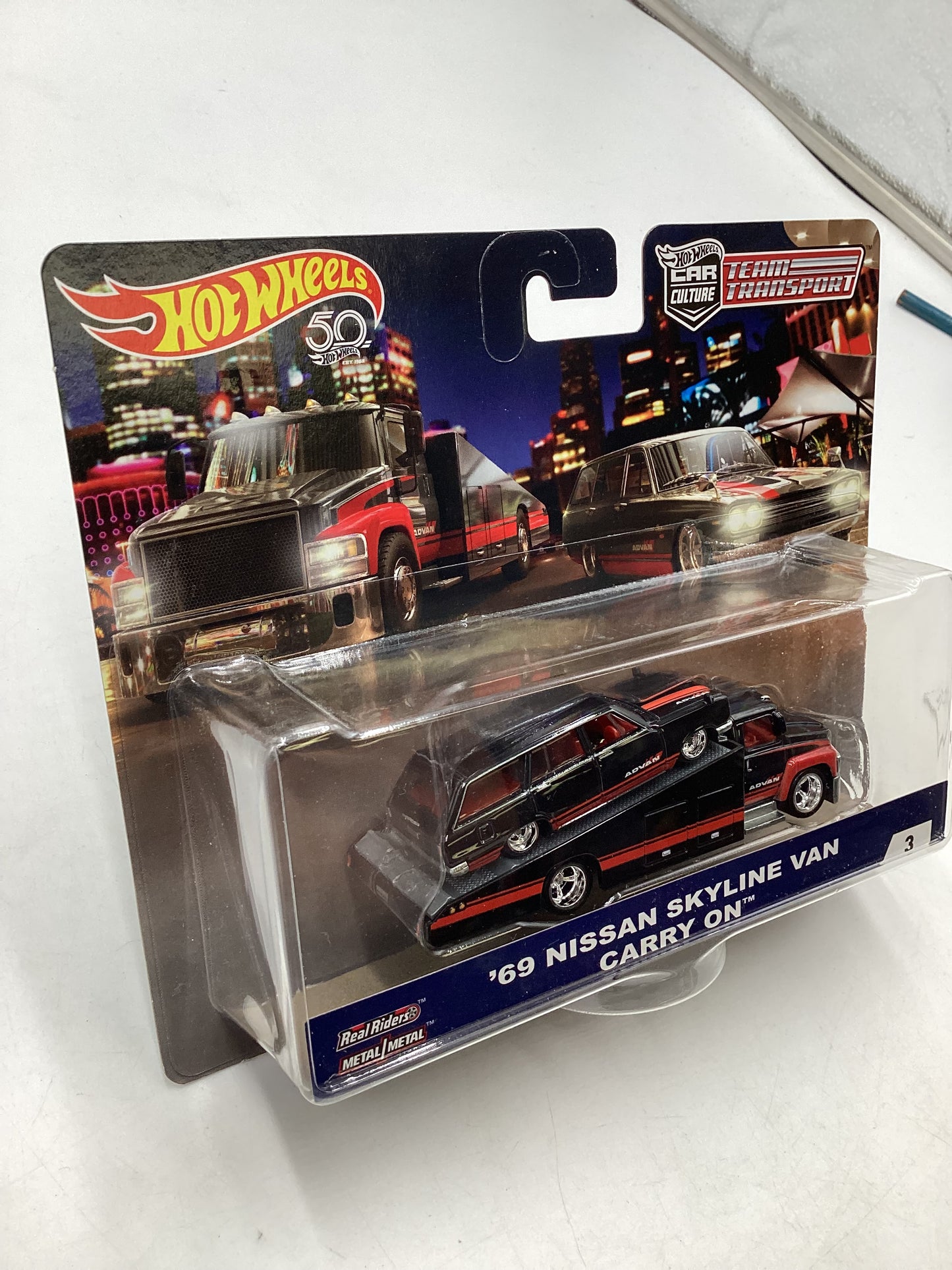 2018 Hot Wheels Team transport #3 69 Nissan Skyline Van & Carry On with Protector