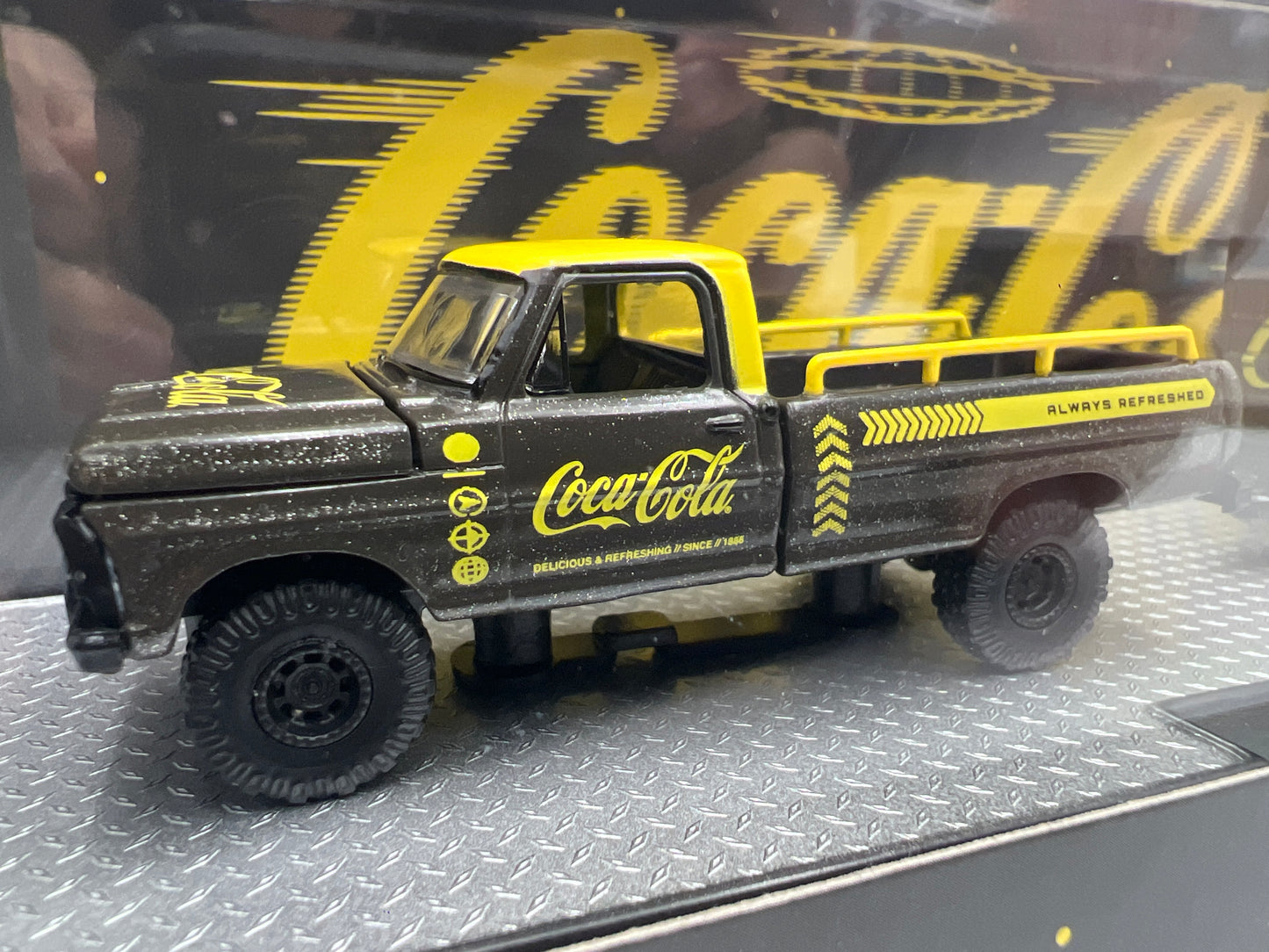 M2 Machines Auto Haulers TW48 Coca Cola 1969 Ford F-100 Ranger 4x4 & 1995 Ranger XLT