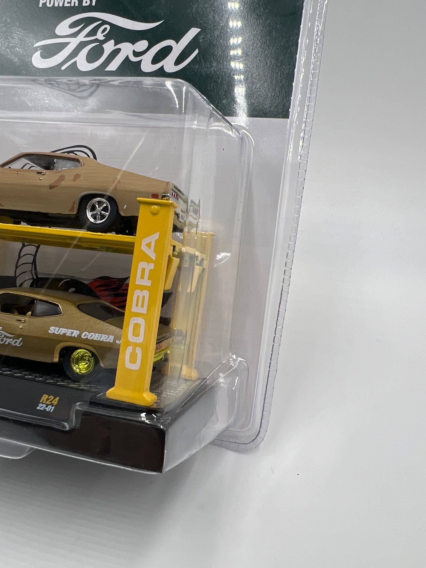 M2 Machines Auto-Lift 2 Pack CHASE 1970 Ford Torino Cobra R24