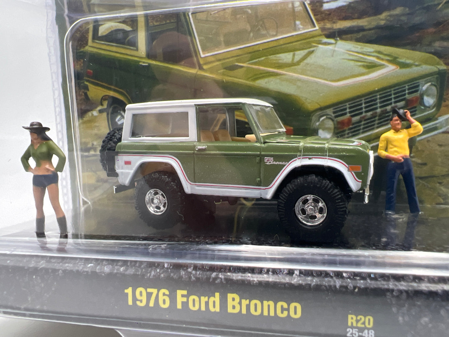 M2 Machines Diorama R20 1976 Ford Bronco Green