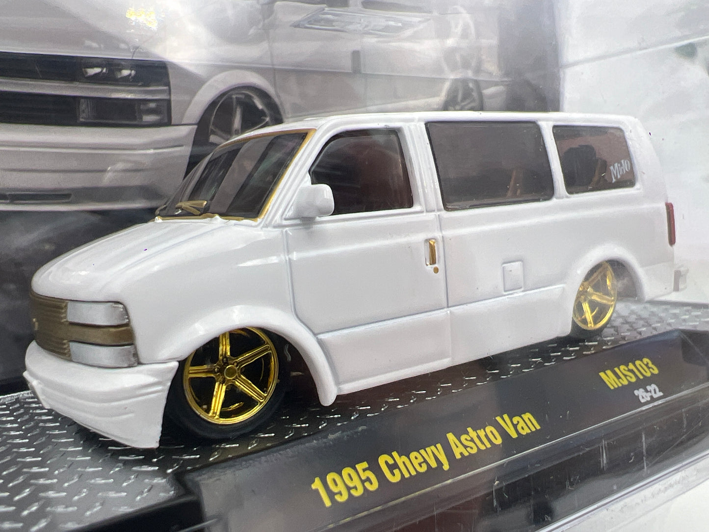 M2 Machines MJS103 MiJo Exclusives CHASE Slow And Low 1995 Chevy Astro Van White