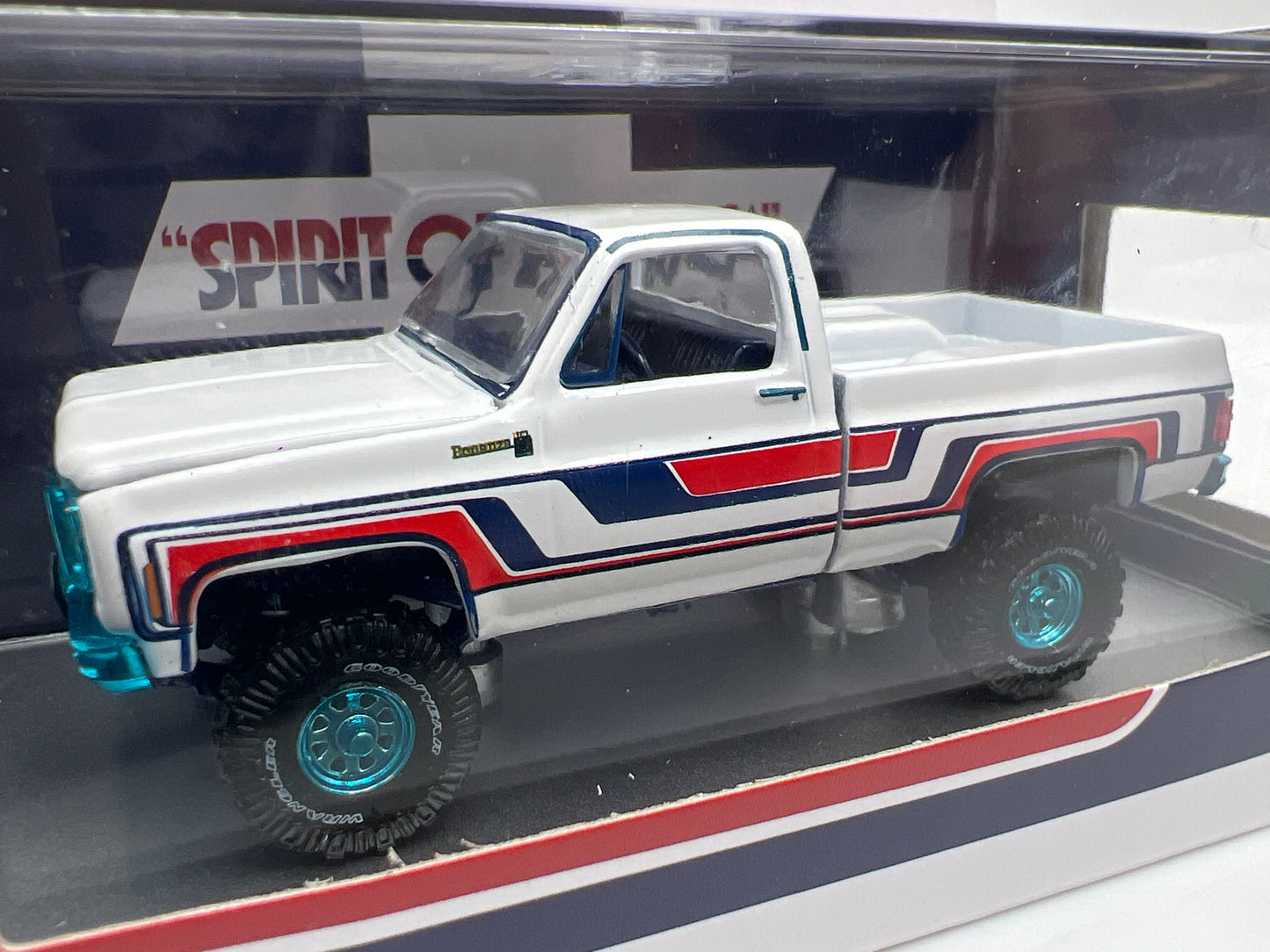 2026 M2 Machines WMTS24 CHASE Walmart Exclusive 1976 Chevy K-10 Spirit Of 76 4x4 White