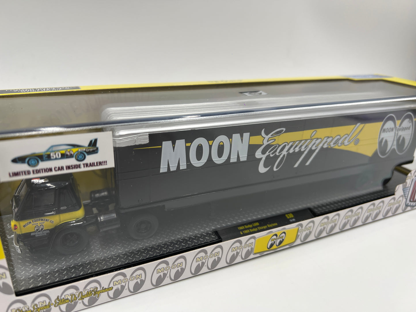 M2 Machines Auto Haulers Walmart Exclusive Mooneyes 1969 Dodge L600 & 1969 Dodge Charger Daytona S30