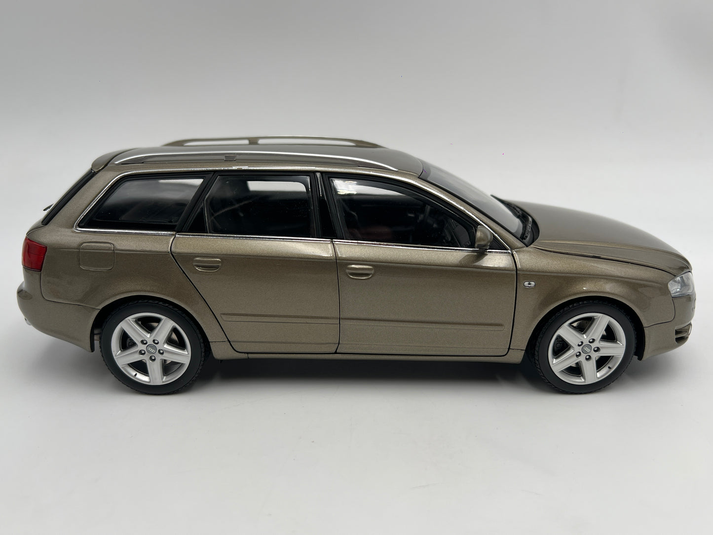Minichamps 1:18 Scale 2005 Audi A4 Avant Beige Metallic Exceptional Detail W/Box See Desc