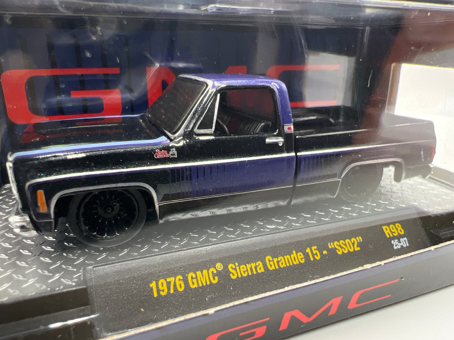 M2 Machines Auto-Thentics 1976 GMC Sierra Grande 15 SS02 Black/Purple R98