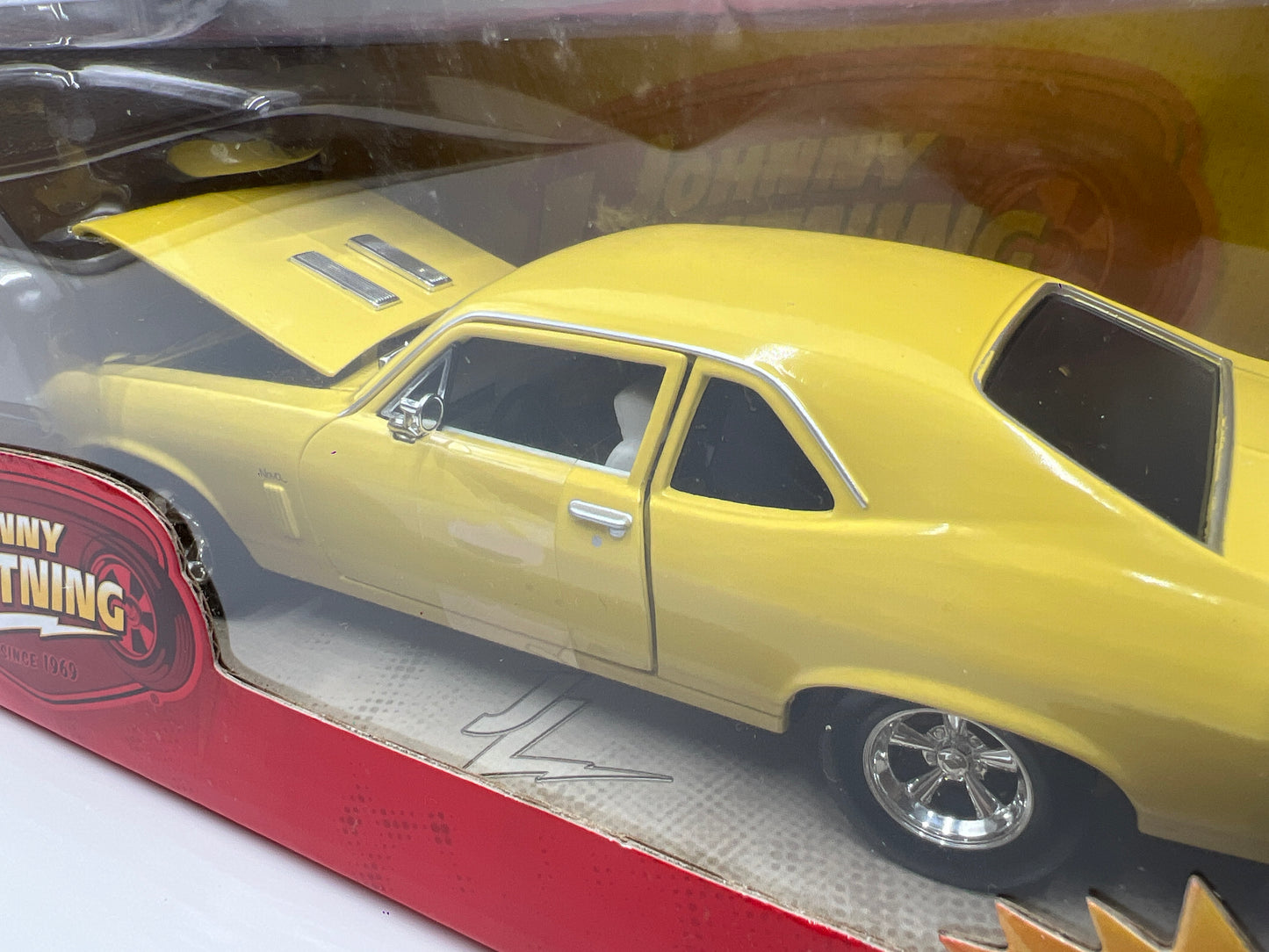 Johnny Lightning 1:24 Scale White Lightning Chase Muscle Cars R38 1969 Chevy Nova SS Yellow VHTF