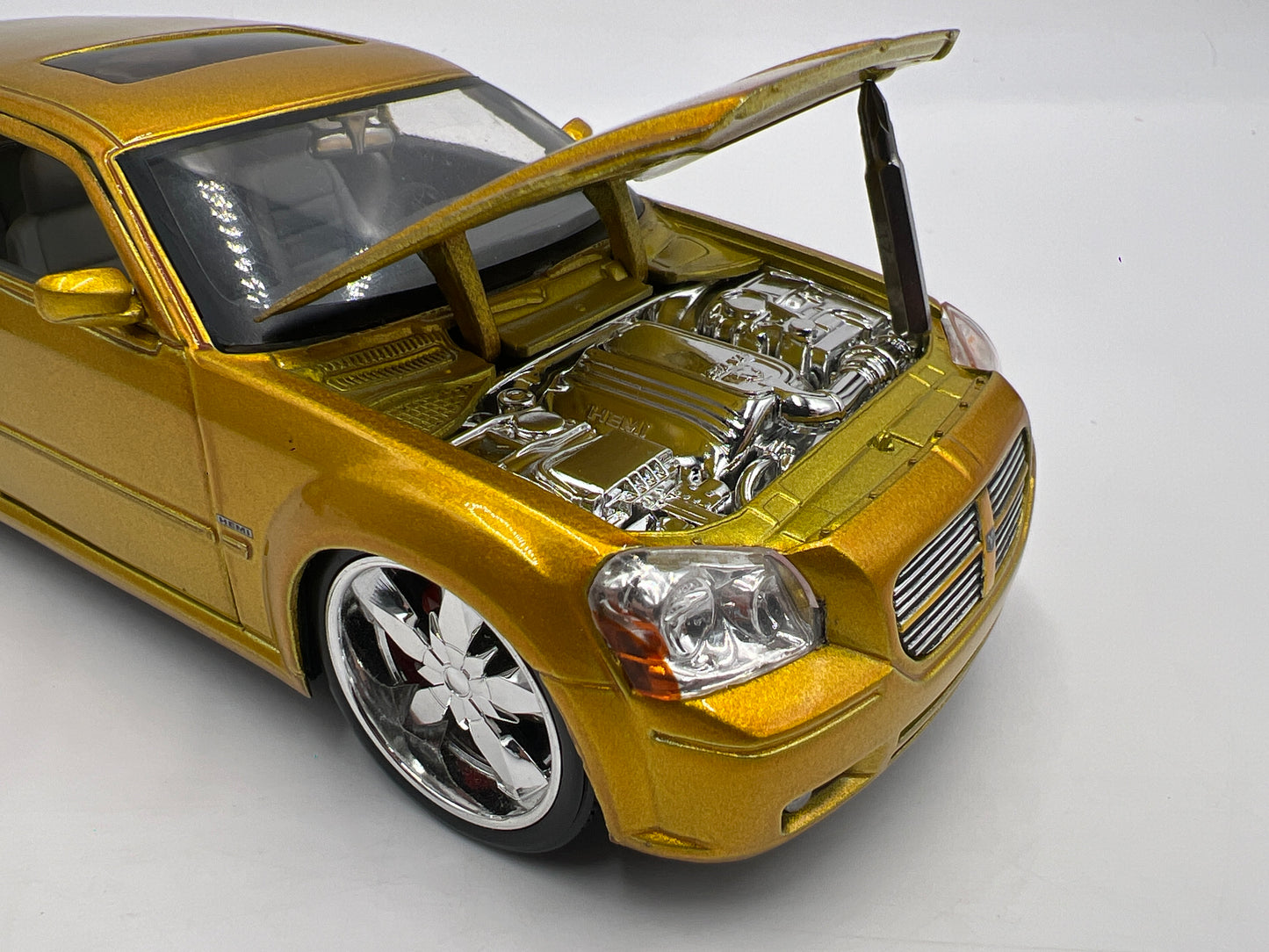 Revell 1/24 Scale Dodge Magnum R/T Gold Loose