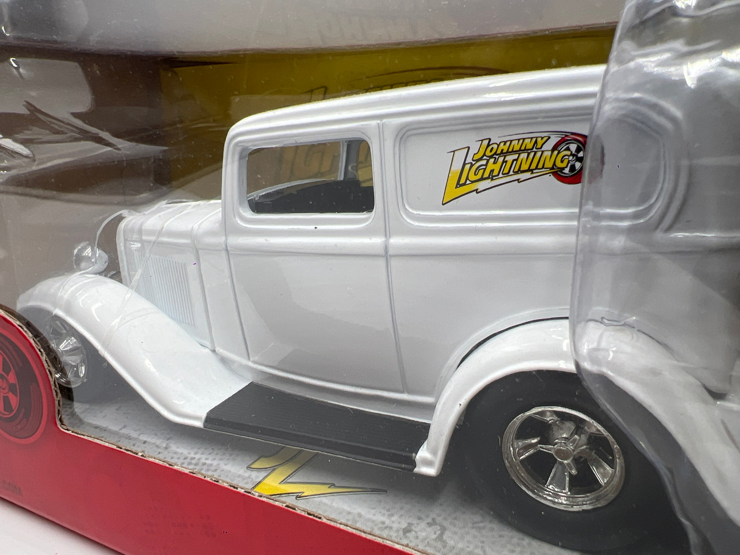 Johnny Lightning 1:24 Scale White Lightning Chase JL50 1932 Ford Sedan Delivery White VHTF