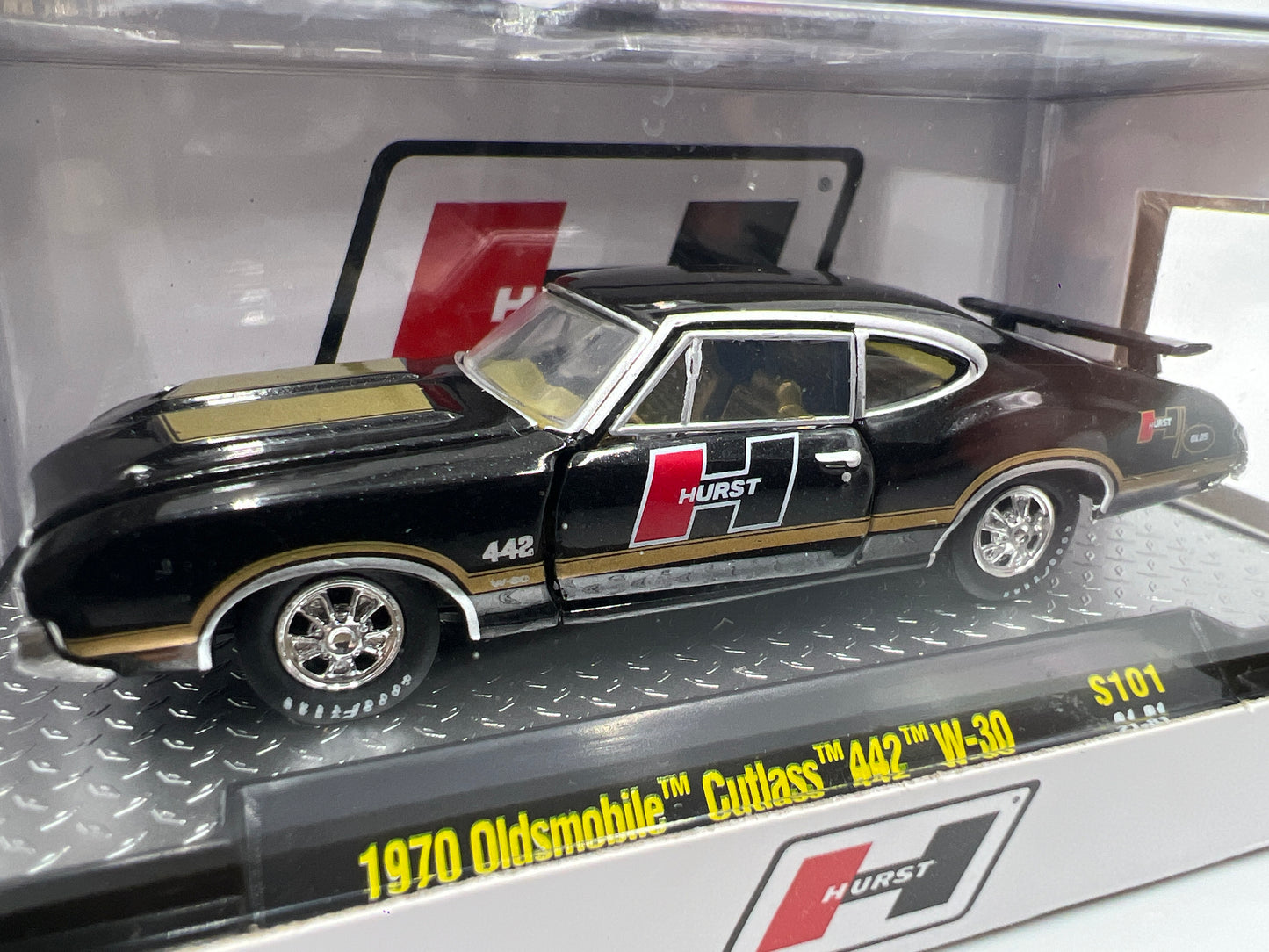 M2 Machines Hurst 1970 Oldsmobile Cutlass 442 W-30 Black S101