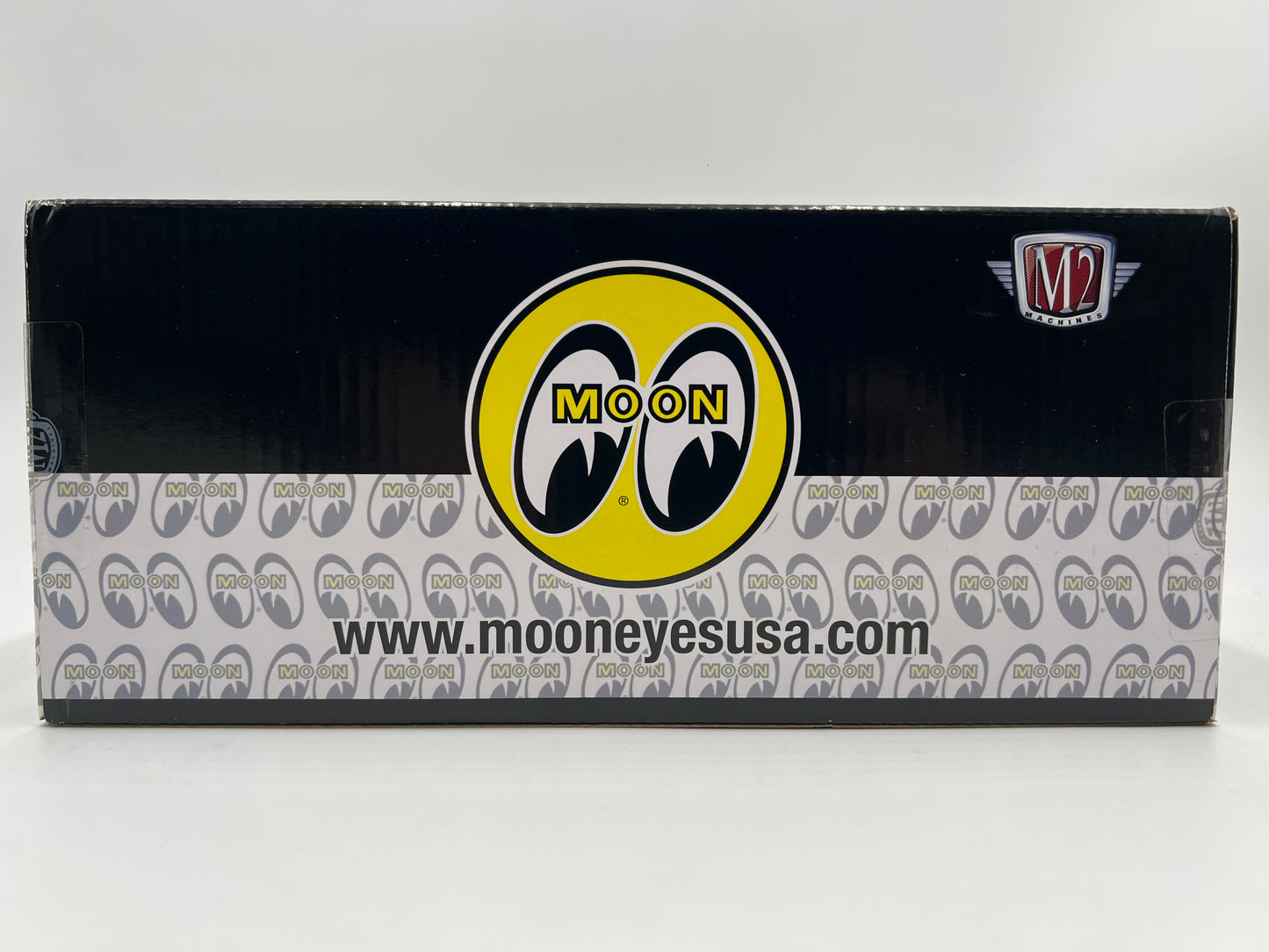 M2 Machines 1/24 Moon Equipped 1957 Chevrolet Bel Air Hardtop Mooneyes White R104 Cracked Blister