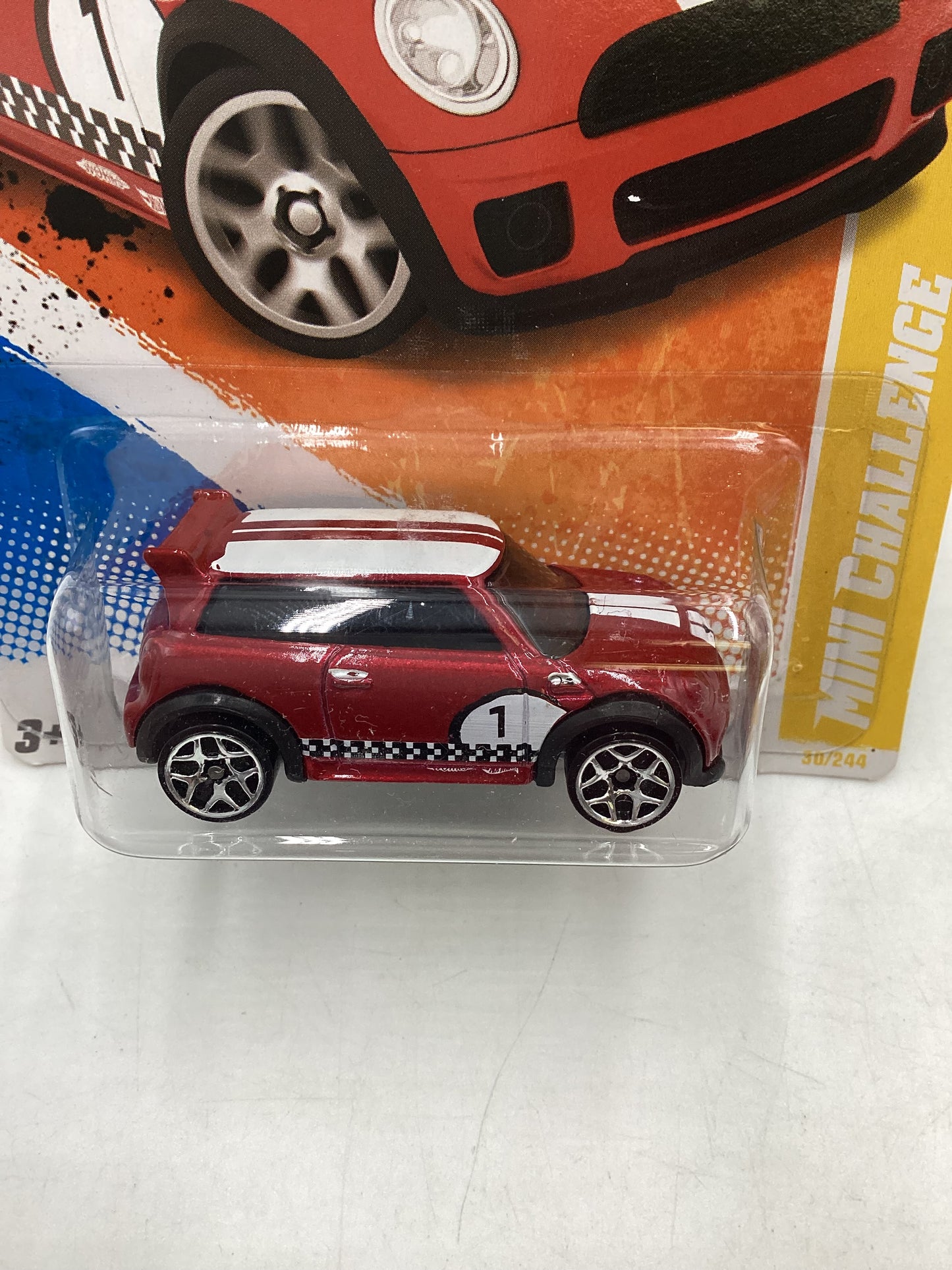 2011 Hot wheels #30 Mini Challenge Red Light 64C