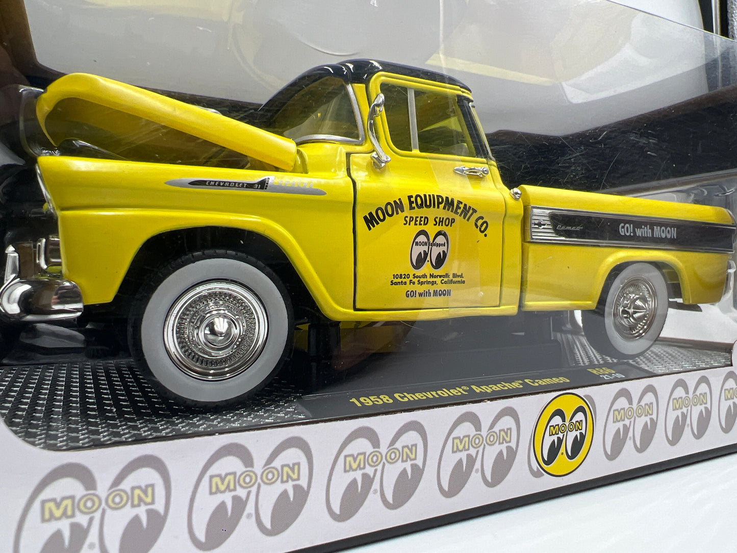 M2 Machines 1/24 Moon Equipped 1958 Chevrolet Apache Cameo Mooneyes Yellow R86