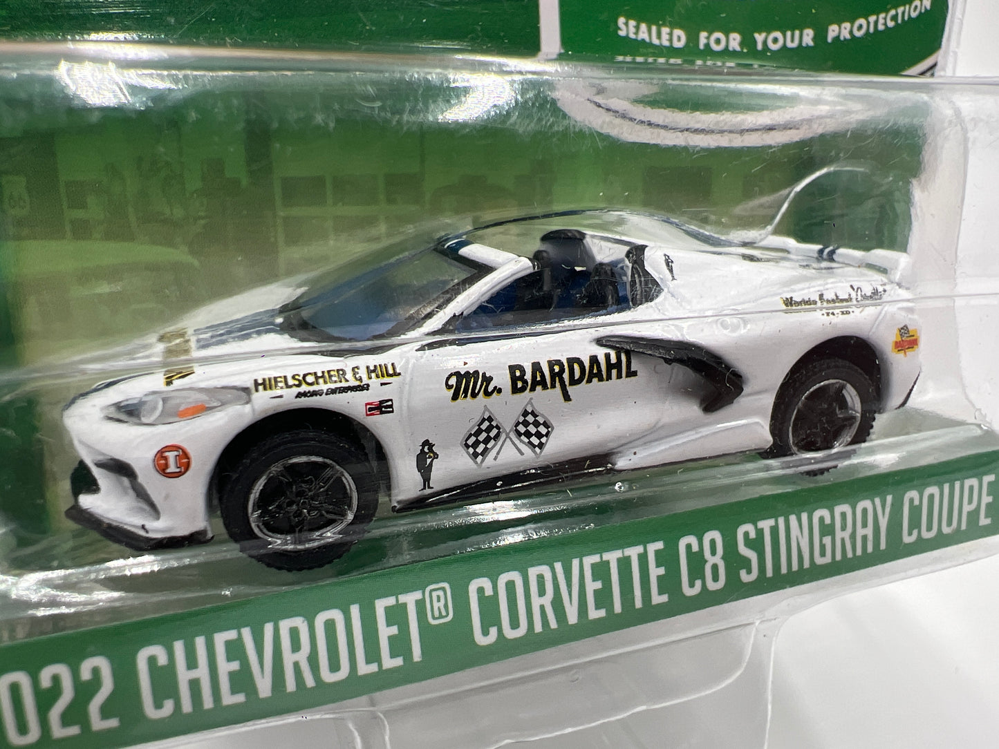 Greenlight Running on Empty Series 15 2022 Chevrolet Corvette C8 Stingray Coupe White 184F