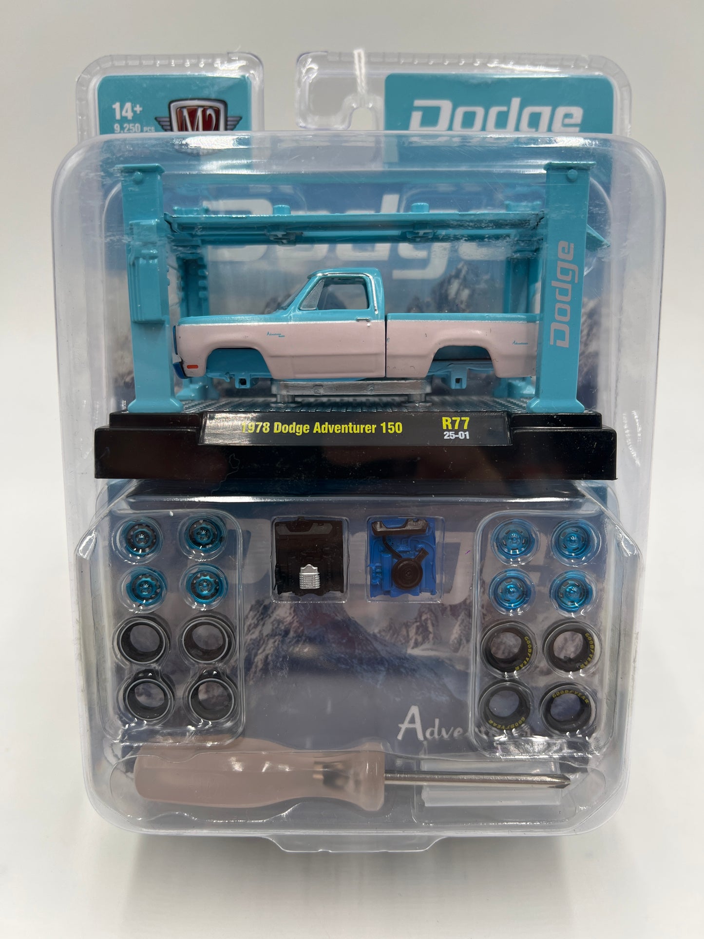 M2 Machines Model Kits CHASE 1978 Dodge Adventurer 150 White/Light Blue R77