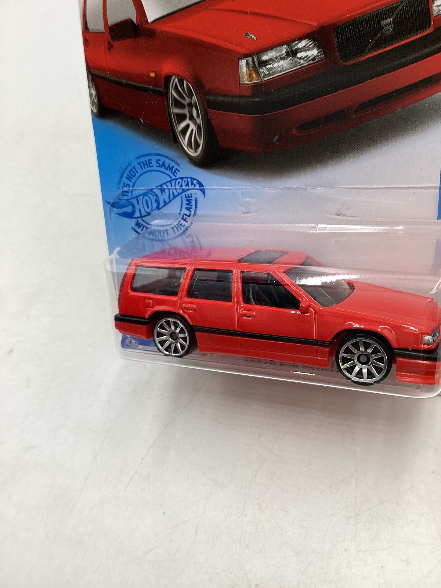 2021 Hot Wheels #43 Volvo 850 Estate Red 92i