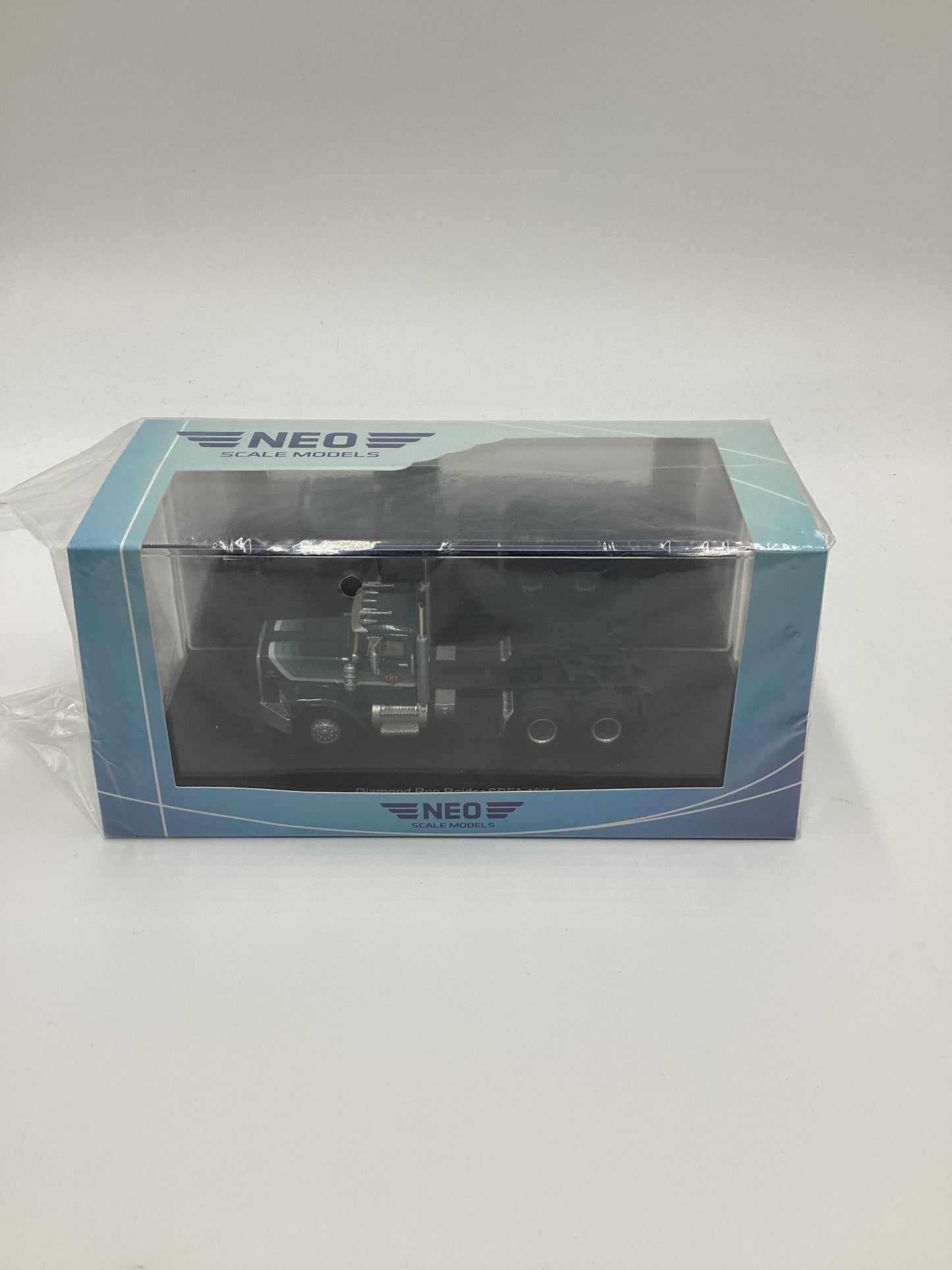 Neo Scale Models Diamond Reo Raiders SBFA 1974 Green *Small Crack On Case*