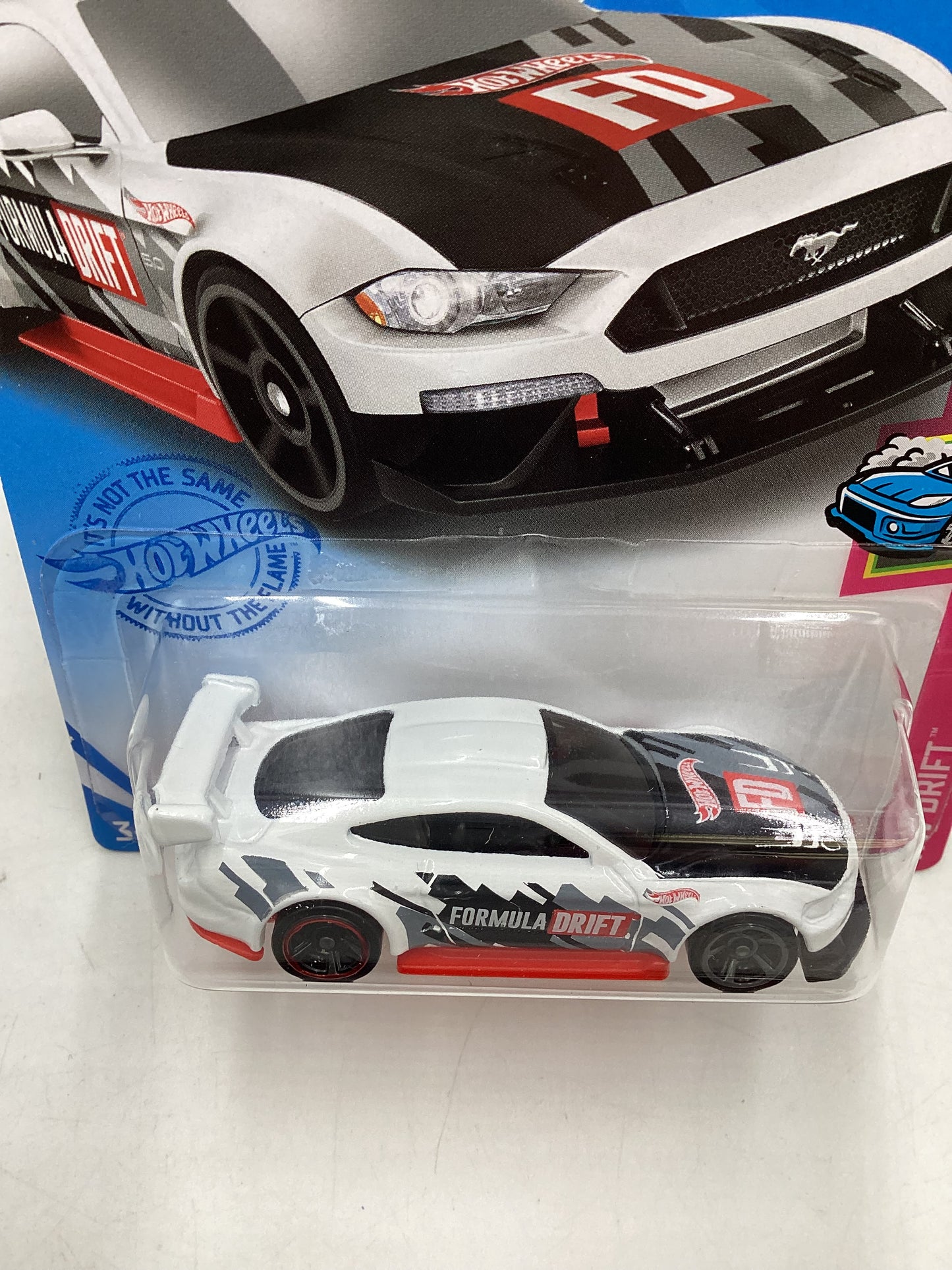 2021 Hot Wheels #127 Custom 18 Ford Mustang GT White Kroger exclusive 236C