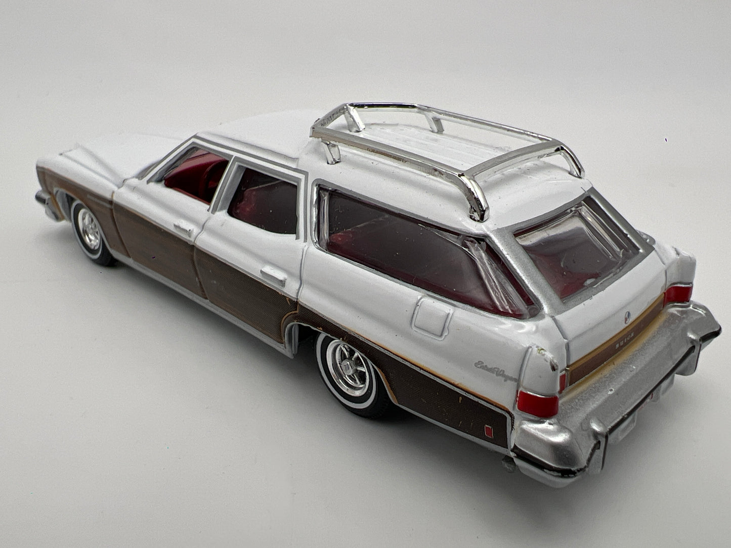 Auto World 1/64 Muscle Wagons 1974 Buick Estate Wagon White Loose