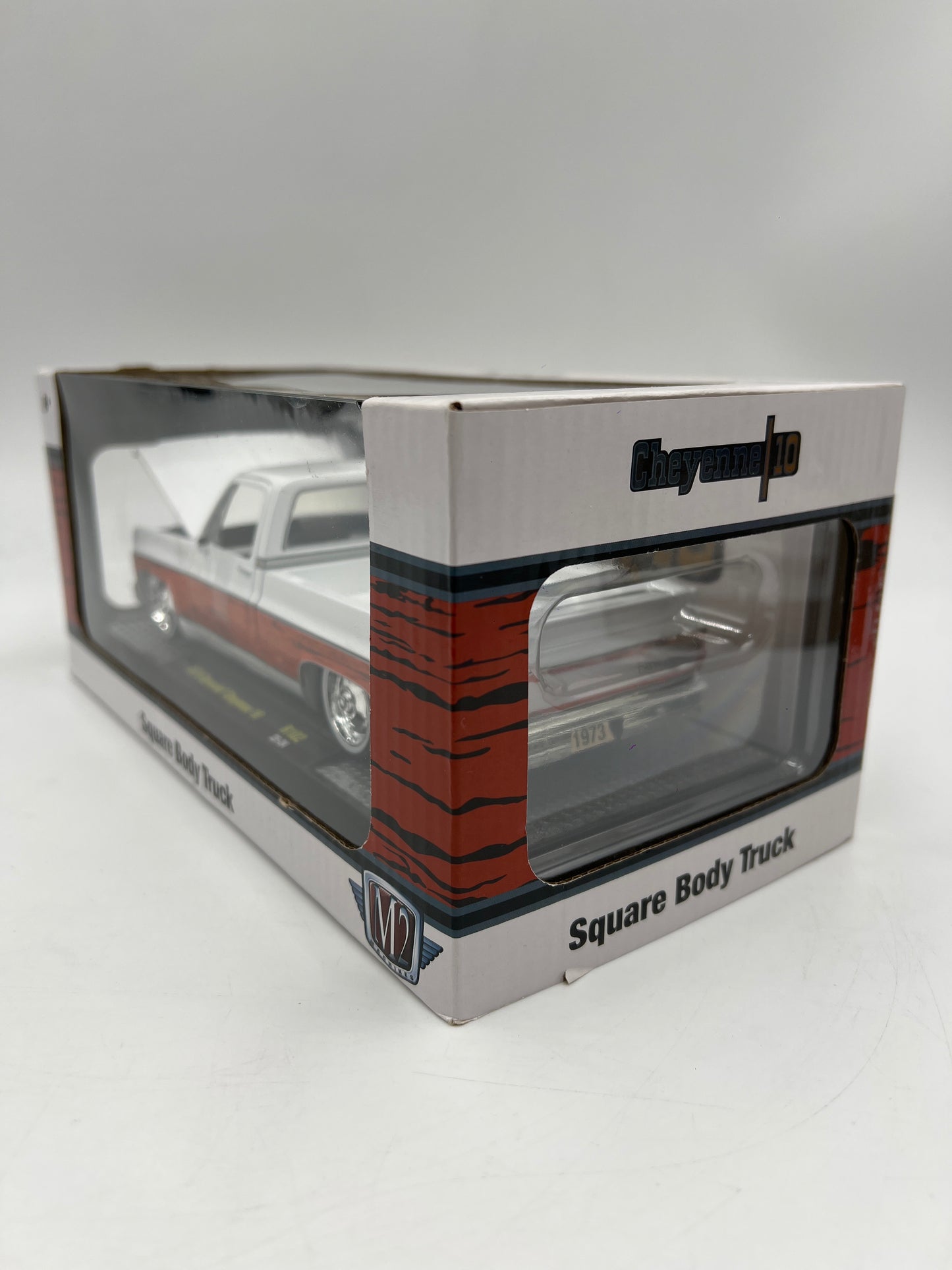 M2 Machines 1/24 Square Body Truck 1973 Chevrolet Cheyenne 10 White R102
