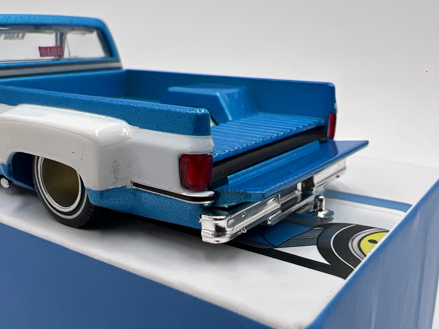 Mini GT Kaido House #192 Chevrolet Silverado Dually Vintage Spec V1 Blue/White