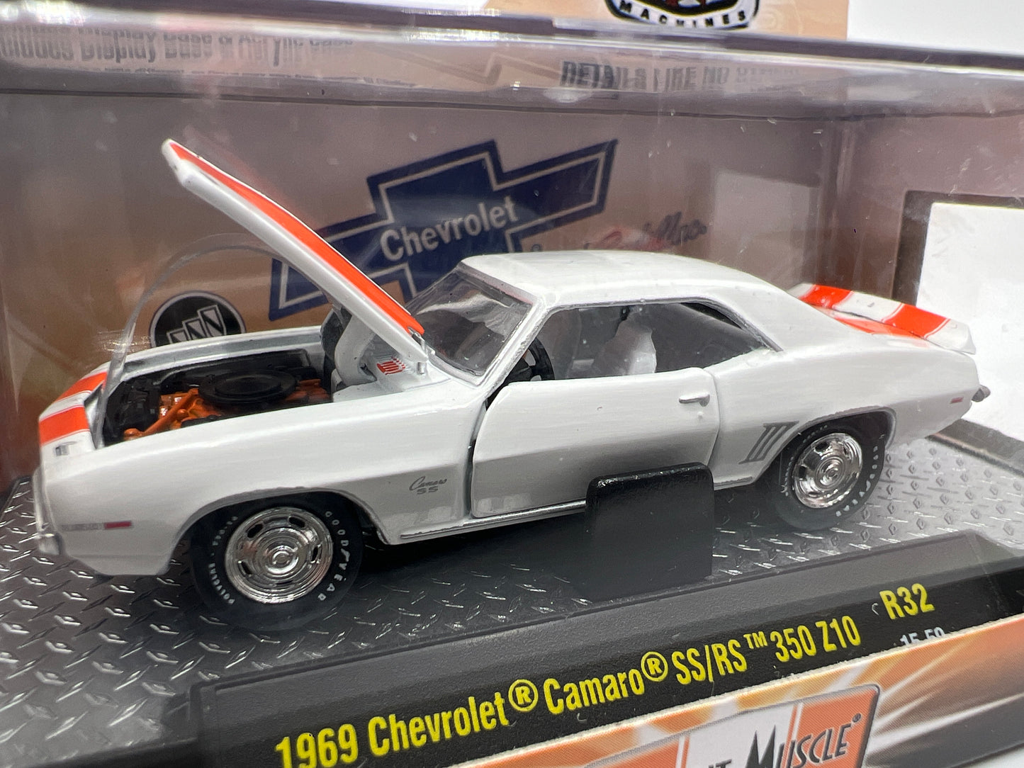 M2 Machines Detroit Muscle 1969 Chevrolet Camaro SS/RS 350 Z10 White R32