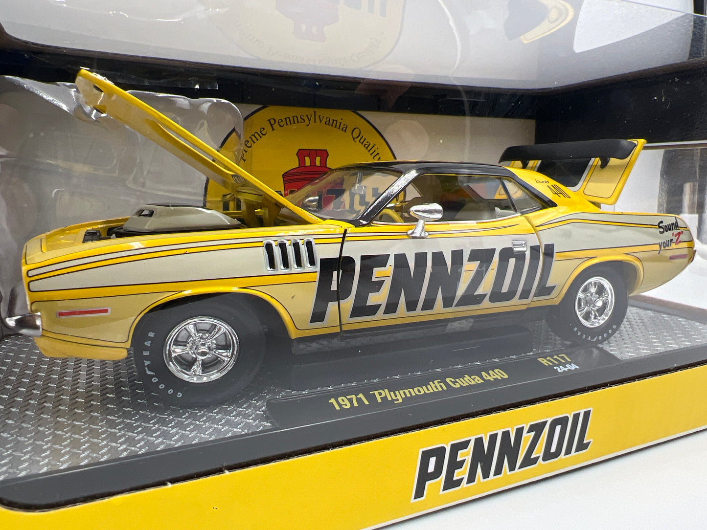 M2 Machines 1/24 Pennzoil 1971 Plymouth Cuda 440 Yellow R117