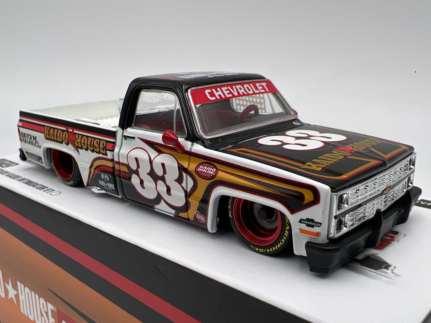Mini GT x Kaido House #212 Chevrolet Silverado Kaido Intimidator V1